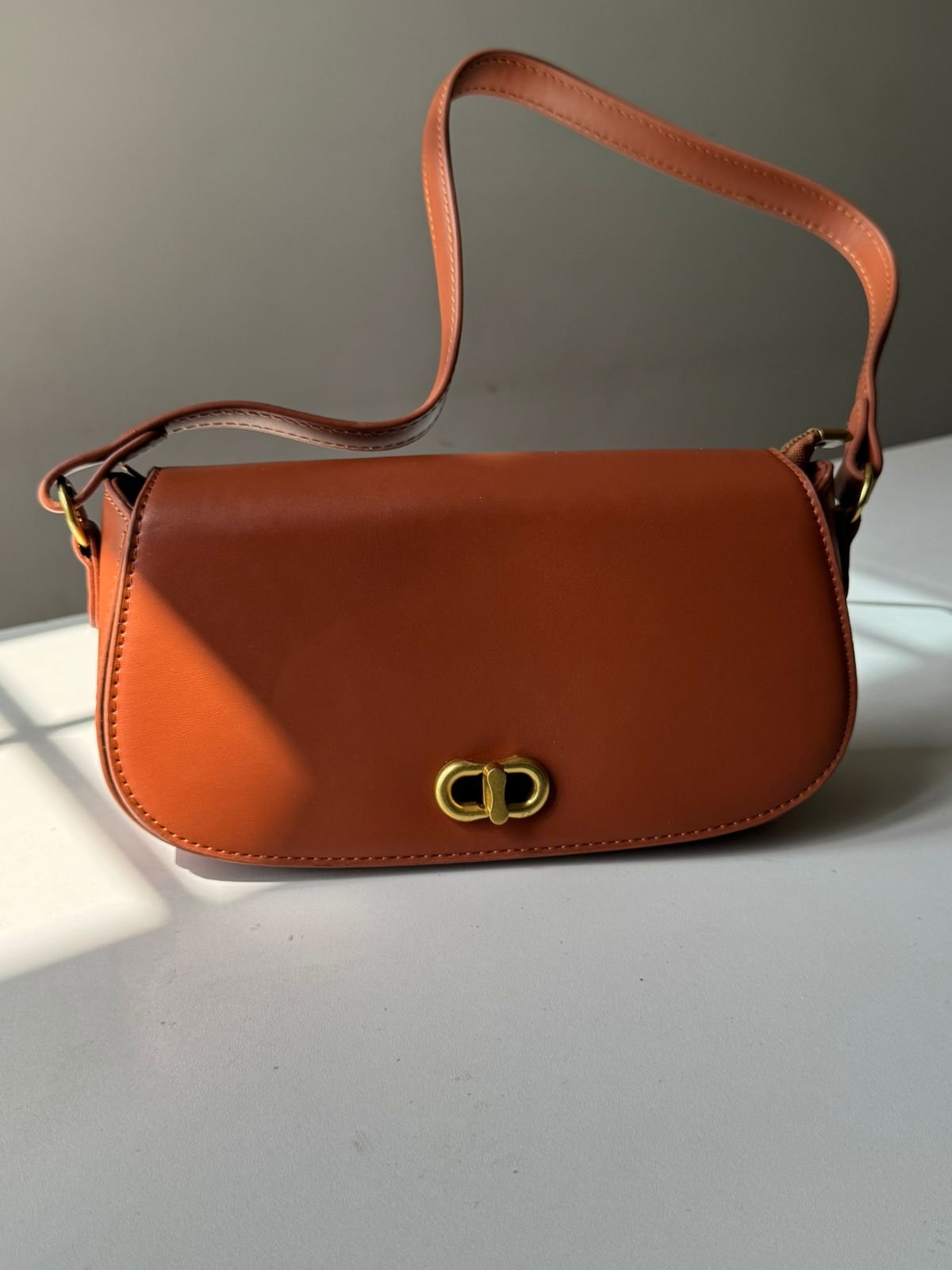 Horizontal brown compact bag